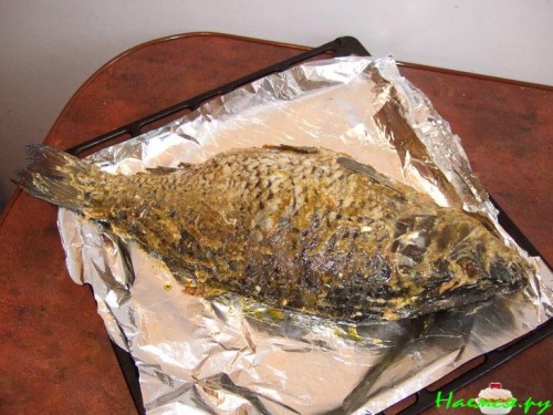 Карп запеченный с овощами и грибами