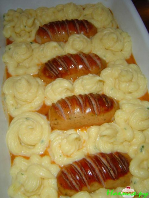 Картофельная запеканка с регенсбургскими колбасками (шпикачками) на капустной подстилке