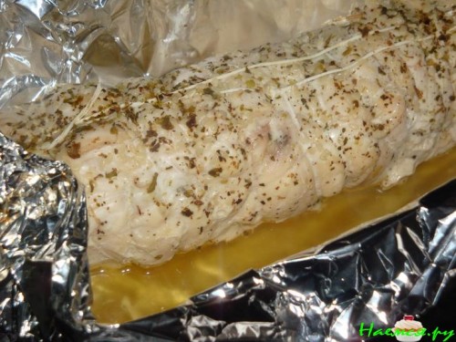 Куриный рулет с яблоками и сухофруктами