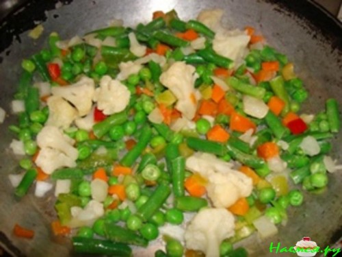 Мясной рулет с макаронами и овощами