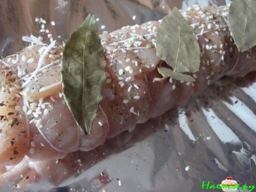 Куриный рулет с яблоками и сухофруктами