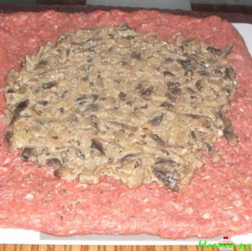 Мясной рулет с грибами