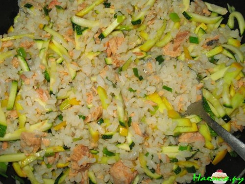 Рисовая запеканка с кабачками и консервированной рыбкой