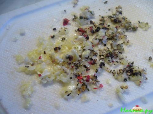 Теплый салат со спаржей и морским коктейлем