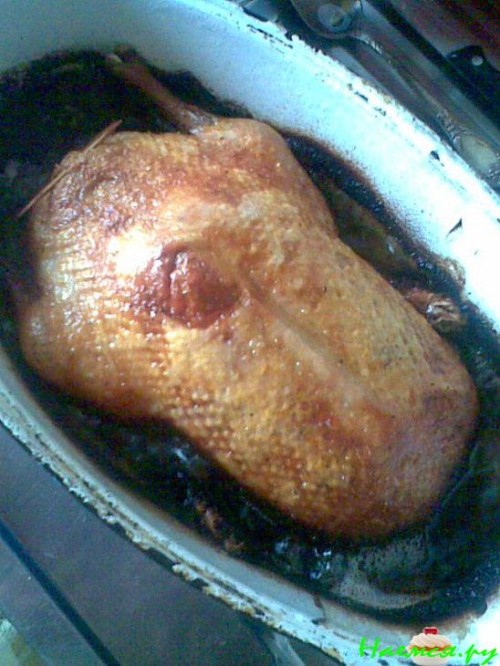 Фаршированная утка домашней лапшой и печенкой