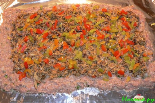 Мясной рулет с грибным соусом
