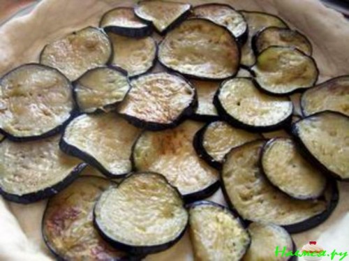 Ароматный пирог с баклажанами, зеленой фасолью и ветчиной