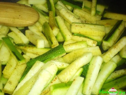 Салат с цукини, авокадо, помидор ...