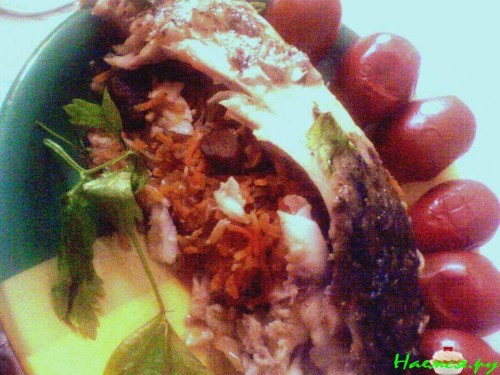 Карп запеченный с овощами и грибами