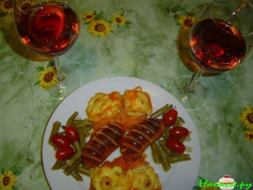 Картофельная запеканка с регенсбургскими колбасками (шпикачками) на капустной подстилке