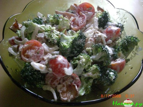 Салат с брокколи и беконом