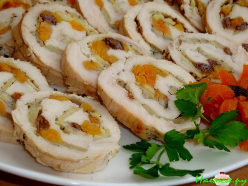 Куриный рулет с яблоками и сухофруктами