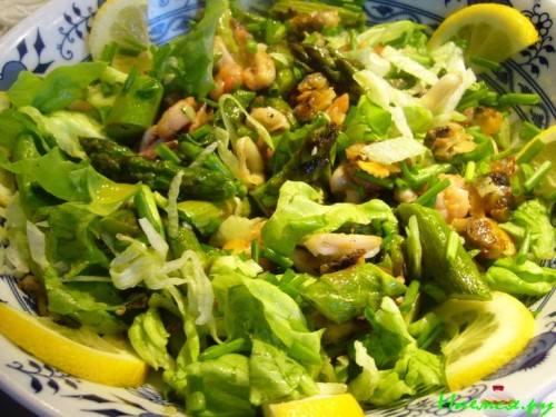 Теплый салат со спаржей и морским коктейлем