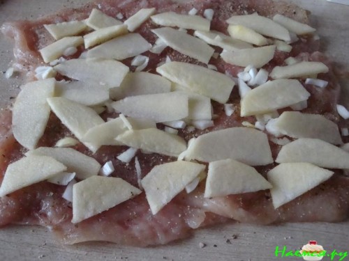 Куриный рулет с яблоками и сухофруктами
