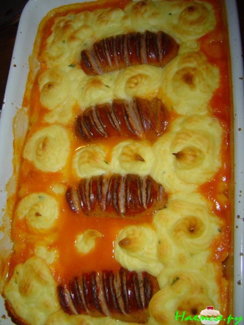 Картофельная запеканка с регенсбургскими колбасками (шпикачками) на капустной подстилке