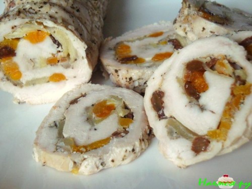 Куриный рулет с яблоками и сухофруктами