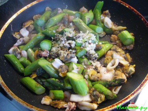 Теплый салат со спаржей и морским коктейлем