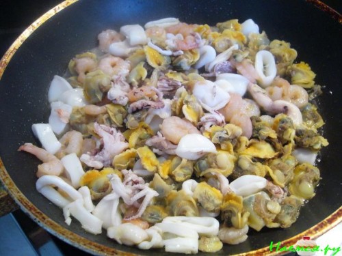 Теплый салат со спаржей и морским коктейлем