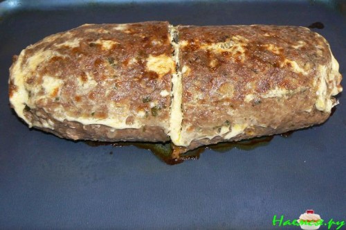 Мясной рулет с грибным соусом