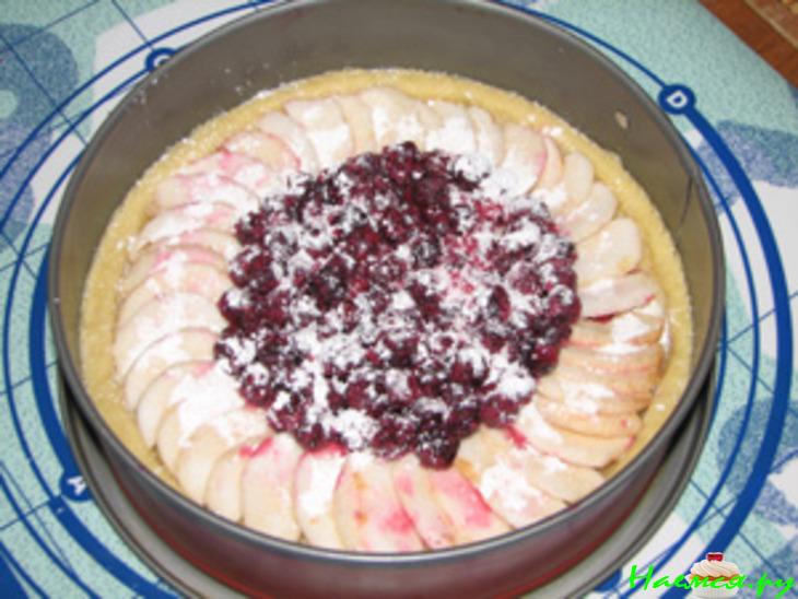 Песочный пирог с яблоками и чёрной смородиной
