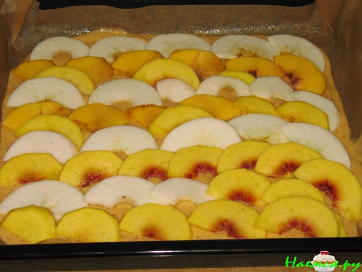 Миндальный бисквит с персиком и яблоками под сметанной заливкой