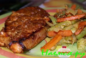 Сёмга в имбирно-соевом маринаде с обжаренными овощами