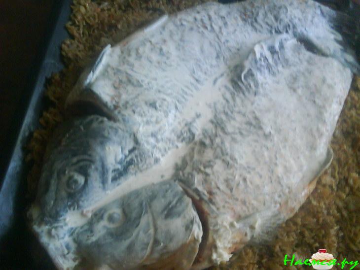 Карп "книжный" на подстилке из квашеной капусты