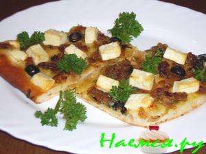 Пирог с карамелизированным луком и сыром Фета