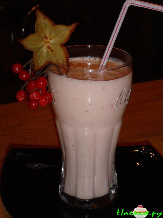 Коктейль кисло-молочный с бананами и ягодами