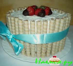 Торт со сливками и клубникой