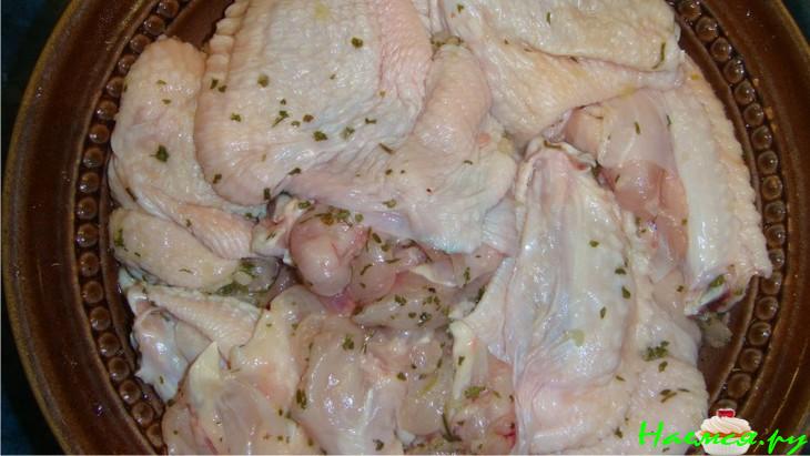 Куриные крылышки фаршированные шампиньонами с луком пореем