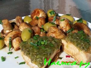 Куриные грудки под огуречным соусом