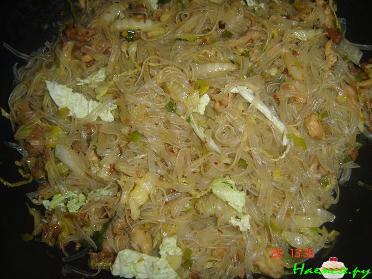 Куриное мяско с пекинской капустой и рисовой лапшой в воке