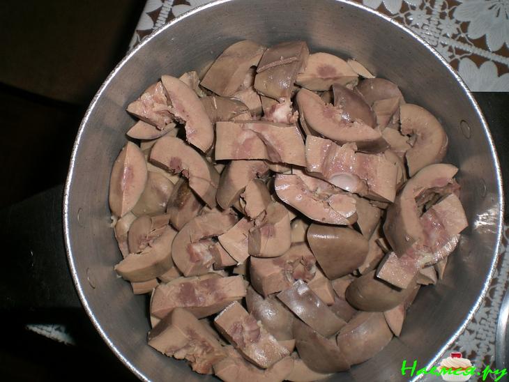 Почки тушеные с солеными огурцами