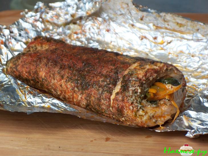 Рулет из лосося с морковью, шпинатом и чесноком