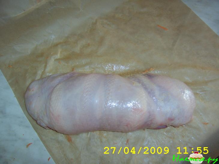 Куриный рулет с яйцом и чесноком