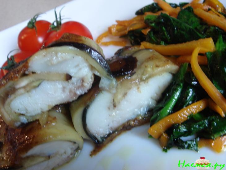 Рулет из белой рыбы в баклажане с гарниром из шпината