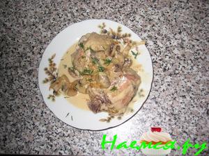 Цыпленок в сметанно-сырном соусе