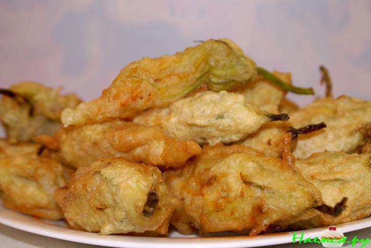 Цветы кабачков фаршированные, в пивном кляре