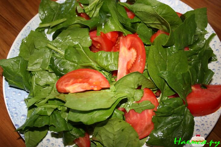 Салат со шпинатом, помидорами и миндалем Салат со шпинатом, помидорами и миндалем