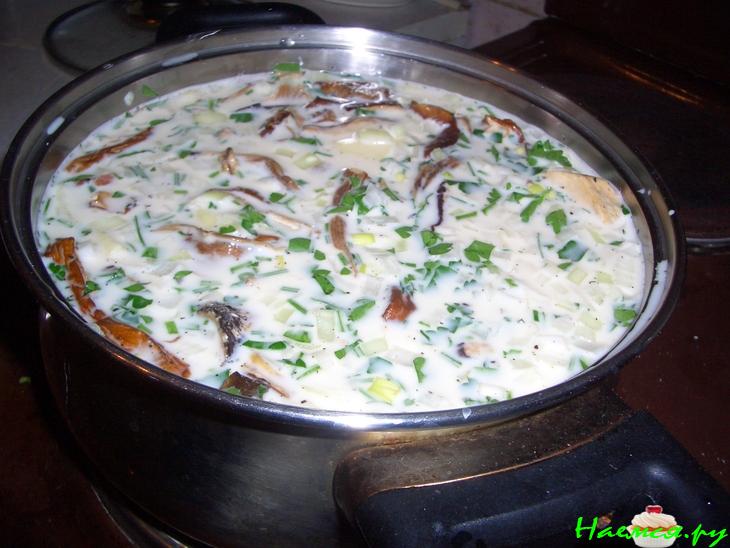 Суп-пюре из белых грибов с сухариками