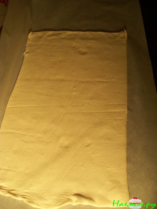 Пирог яблочный с сухой вишней и корицей 