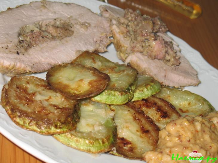 Окорок, фаршированный яблоками, с яблочной горчицей
