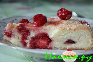 Бисквитный пирог с клубникой Бисквитный пирог с клубникой
