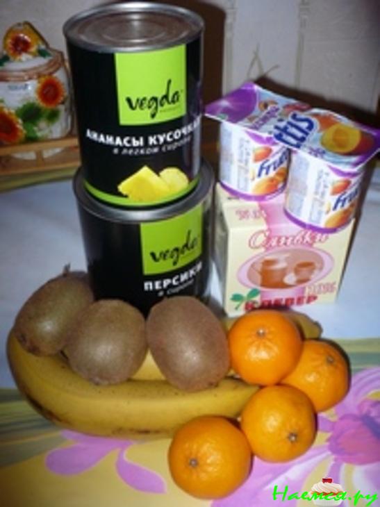 Тортик с фруктами в желе и взбитыми сливками