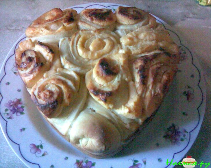 Сердечная выпечка (булочки с клубничным вареньем и пирог с творогом и апельсиновым киселем)