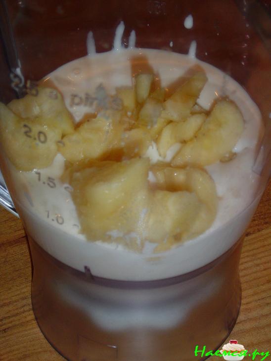 Коктейль кисло-молочный с бананами и ягодами