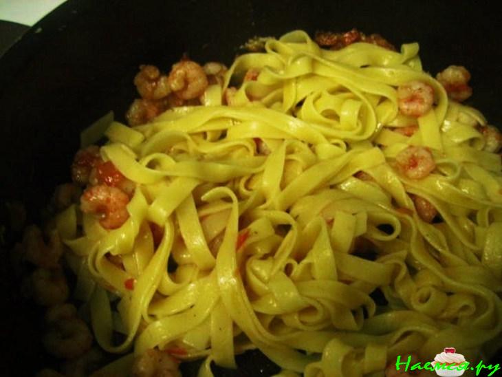 Макароны с креветками и помидорами Макароны с креветками и помидорами