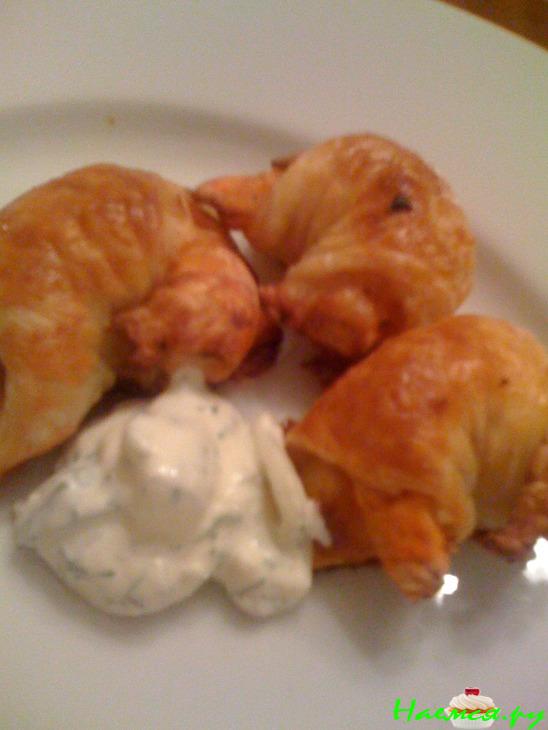 Тигровые креветки в слоенных рулетиках