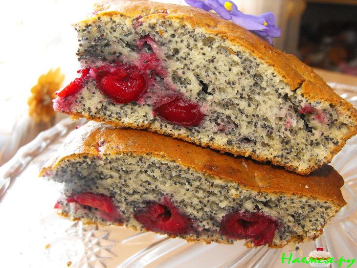 Пирог с маком и вишнями